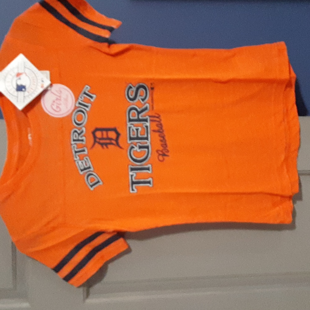 Large detroit tigers tshirt